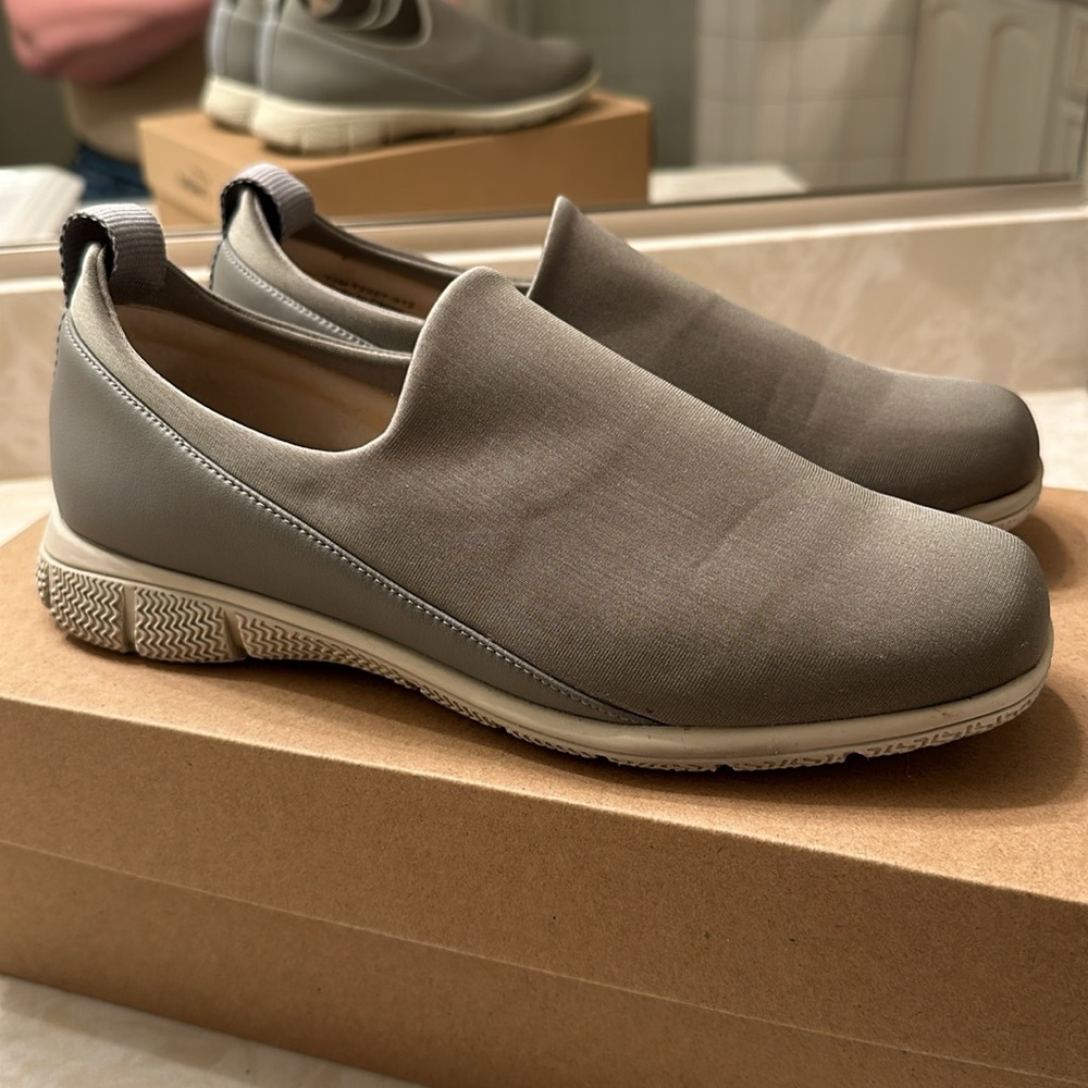 Trotters Ultima Slip on Sneaker 7.5 M